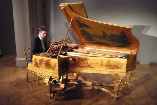 Hungarian pianist Alex Szilasi and the golden piano