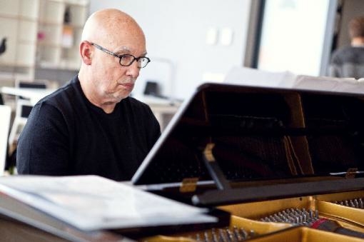 Dennis Russell Davies will Perform as a Pianist for the First Time in Brno