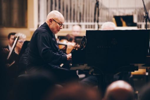 Dennis Russell Davies: First Encounter with the Chief Conductor/Pianist