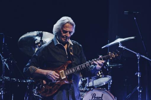 John McLaughlin v Brně: Legenda překračující vlastní stín